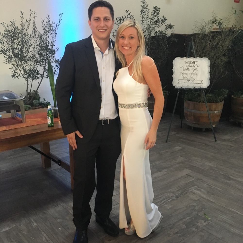 White gown - Picture 9 of 10